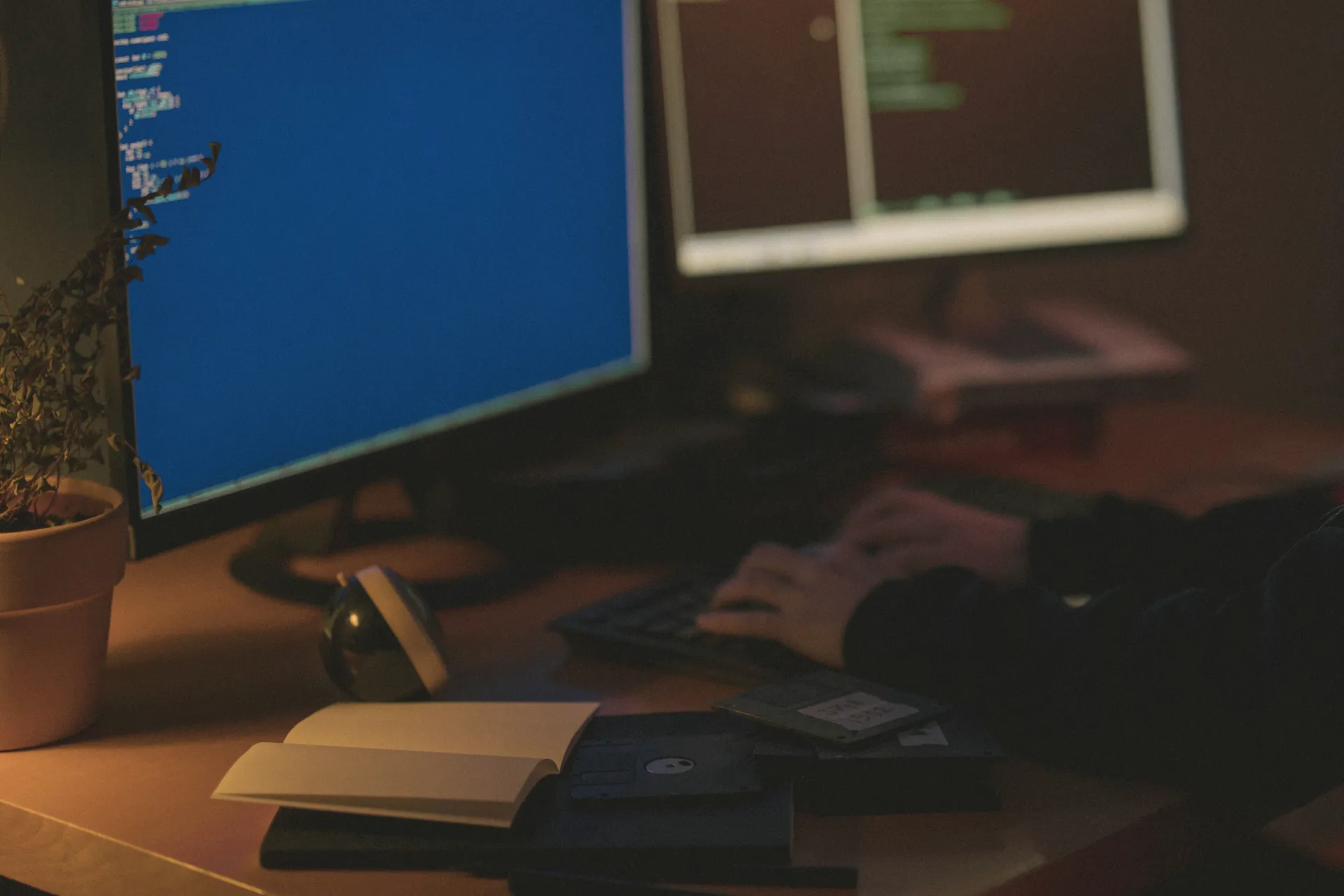 Arbeitsplatz mit zwei Monitoren am Abend